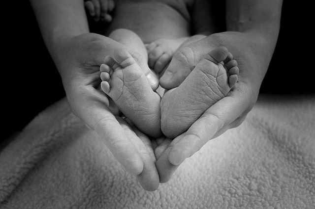 아기가 태어나면, 캐나다인이 기념하는 방법 baby feet 1527456 640 1