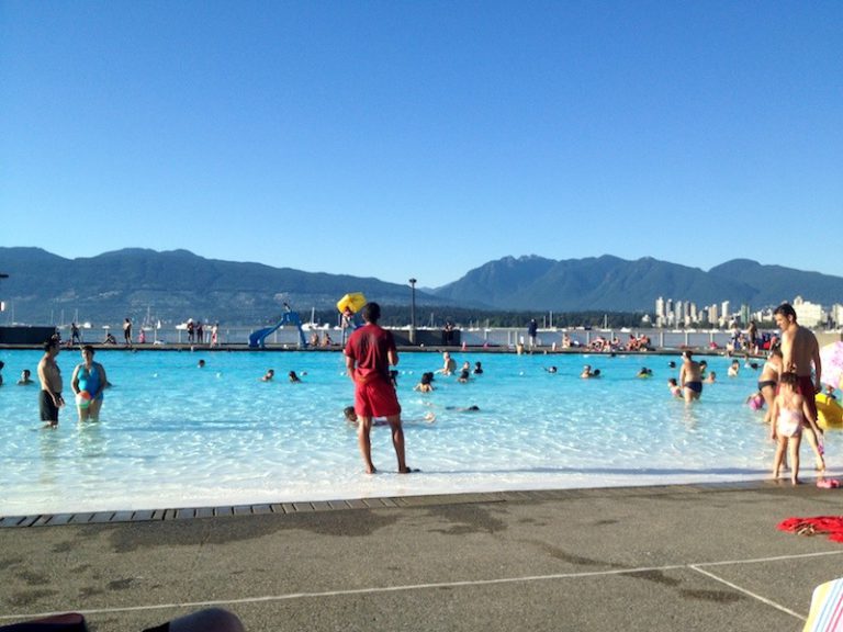 정말 외국같은… 밴쿠버의 유명 실외 수영장