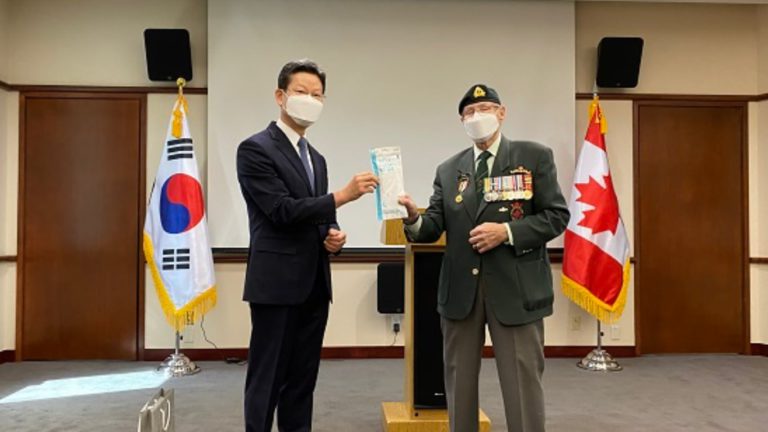 캐나다에 마스크와 함께 감동을 선물한 한국