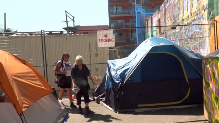 밴쿠버 시청, 다운타운 동부 지역 텐트시티 철거 잠정 중단